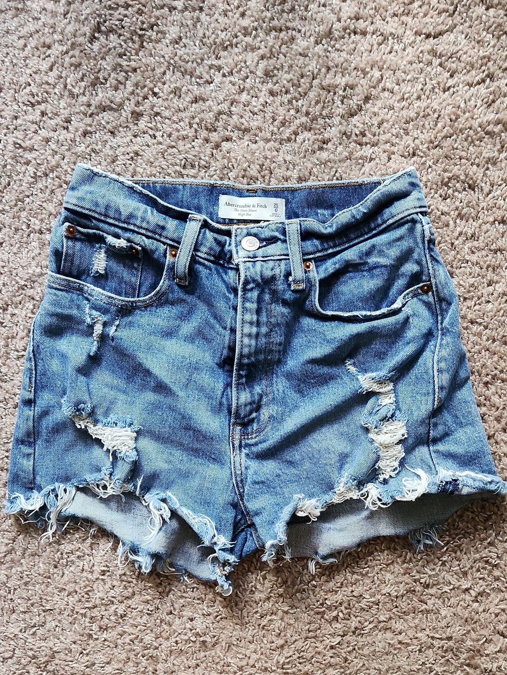 Abercrombie & Fitch The Mom Short High Rise Curve Love.